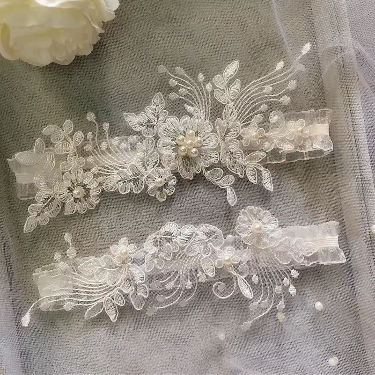 Classic Lace and Pearl Bridal Garters (2pcs)